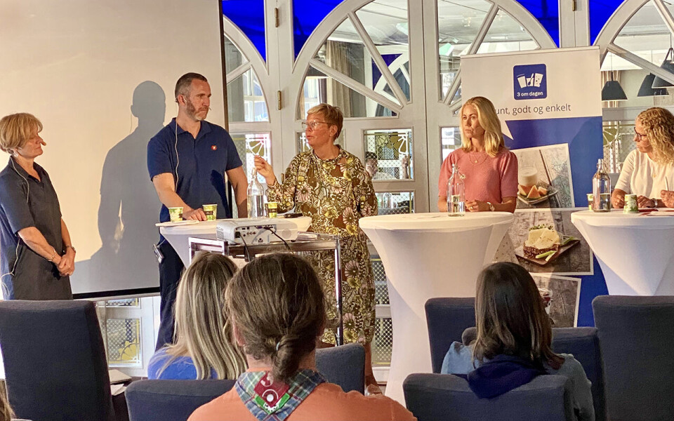 Foto Kostrådsdebatten under Arendalsuka ble ledet av Anne Hafstad, ansvarlig redaktør i Sykepleien (t.v.). De andre som deltok var Ida Berg hauge (Melk.no), Marius A. Nilsen (Agder Frp), Hege Haukeland Liadal (stortingsrepresentant fra Rogaland Ap), klinisk ernæringsfysiolog Tine Sundfør og divisjonsdirektør folkehelse og forebygging i Helsedirektoratet, Linda Granlund. Foto: Melk.no