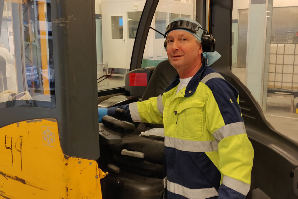Foto Odd Inge Emdal ved Orklas fabrikk på Stranda desinfiserer kontaktflater på trucken når han starter skiftet. Foto: Orkla ASA