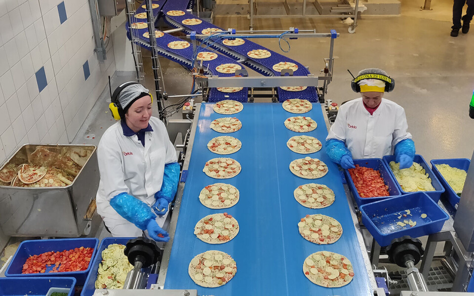Randi Sortland og Kirsti Slyngstad kvalitetskontrollerer Grandiosa Tynn Mozarella i fabrikken på Stranda før den går til fryseren.