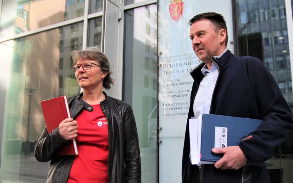Kjersti Hoff fra Norsk Bonde- og Småbrukarlag og Lars Petter Bartnes fra Norges Bondelag, på vei inn til Landbruks- og matdepartementet for konsultasjoner om mulige jordbruksforhandlinger torsdag.