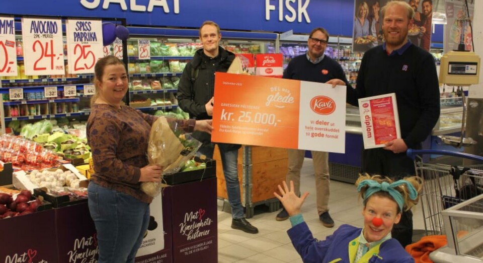 Sykehusklovnen Topp Fjott laget moro og sprell under utdelingen. F.v.: Marianne Jonger fra Sykehusklovnene, Håvard Gjerde, førskolelærer ved Sørlandet sykehus Arendal, Rune Austdal i Kavli og butikksjef Kristoffer Norli hos Rema 1000 Krøgenes.