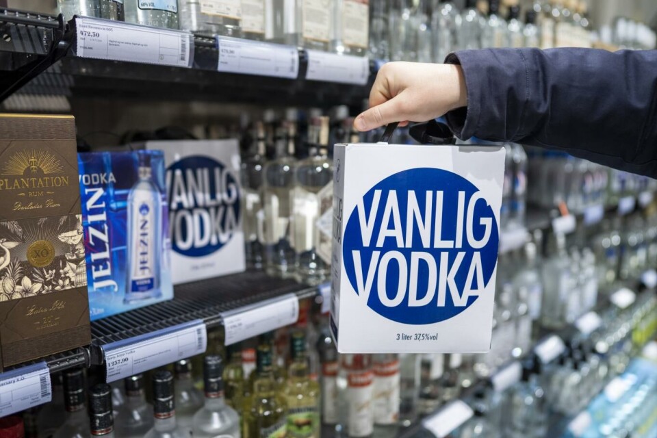 Treliters kartonger med såkalt Vanlig Vodka står i en hylle på Vinmonopolet i Oslo City. Nå vil rusorganisasjoner ha varene ut av hyllene. Foto: Heiko Junge, NTB