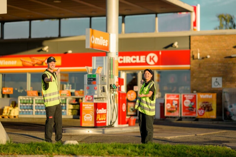 Stasjonssjefene Trine Lill Tverfjell Isaksen på Circle K Bjerke og Kristian Bertelsen på Circle K Økern ønsket velkommen til gode drivstoffpriser for Extra-kunder i går.