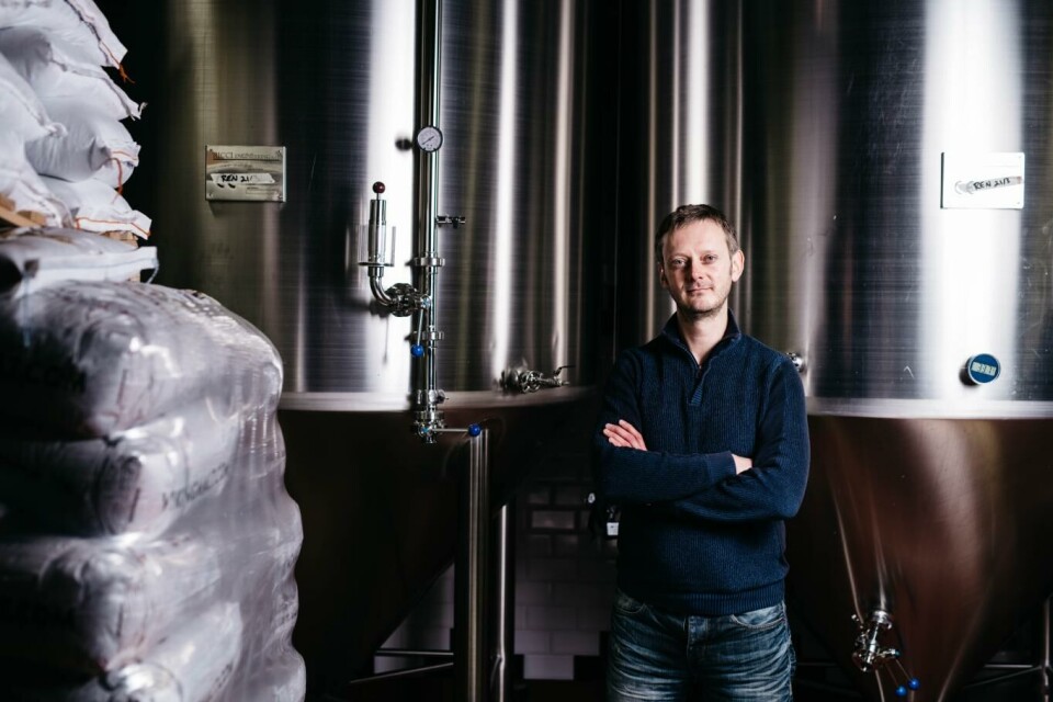 – I en norsk kontekst er dette nesten så utenkelig at folk ikke tror det kan bli noe av. Men det kan det bli, advarer Erlend Vagnild Fuglum, direktør i Bryggeri og Drikkevareforeningen, om en potensiell retur til glassflasker.