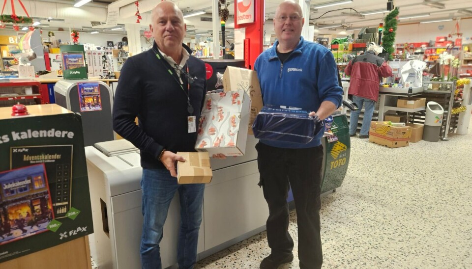 Daglig leder Roar Nordbø (t.h.) ved Sørbøvåg Landhandel blir først i landet med fjernbetjent utlevering av pakker fra Posten Bring. Her sammen med distriktssjef i Posten, Andreas Sundsbø.