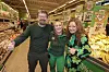 Butikksjef Sandra Johannessen, her flankert av regionsjef Torkel Thorvaldsen og distriktssjef Ingunn Sørli strålte under åpningen av Kiwi-butikk nummer 711.