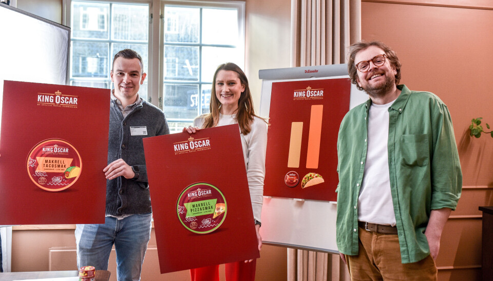 Filminnspilling: De to merkevaresjefene (fra venstre) Ingrid Øvregård og Dag Gjertsen gleder seg til å vise reklamefilmen for King Oscar-produktene med taco- og pizzasmak som slippes i begynnelsen av mars. Her på settet med én av skuespillerne.