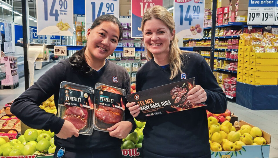 Stolte medarbeidere: Vera Pettersen, t.v. og Pia Dyrnes på Rema Nesbru er klare for grillsesongen.