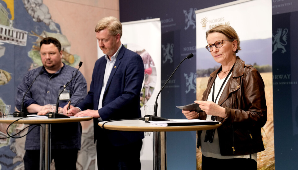 Jordbruksoppgjøret går videre til forhandlinger. Her fra da landbruksorganisasjonene overleverte sine krav. Fra venstre Norsk Bonde- og Småbrukarlags leder Tor Jacob Solberg, leder Bjørn Gimming og statens forhandlingsleder Viil Søyland.