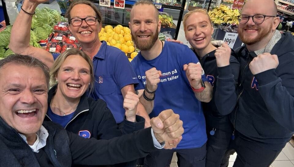 Rema 1000 Norge-sjef Christian Hoel (til venstre) jublet med ansatte i butikk da de tre prisene var et faktum.