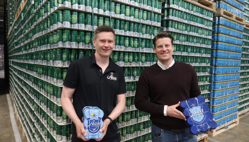 Popluært: Leif Eliassen og Carl-Henrik Mannsaaker-Nilsen viser fram ølvarianter fra Aass som selger bra, og nå i mai produserer bryggeriet alt hva remmer og tøy kan holde.