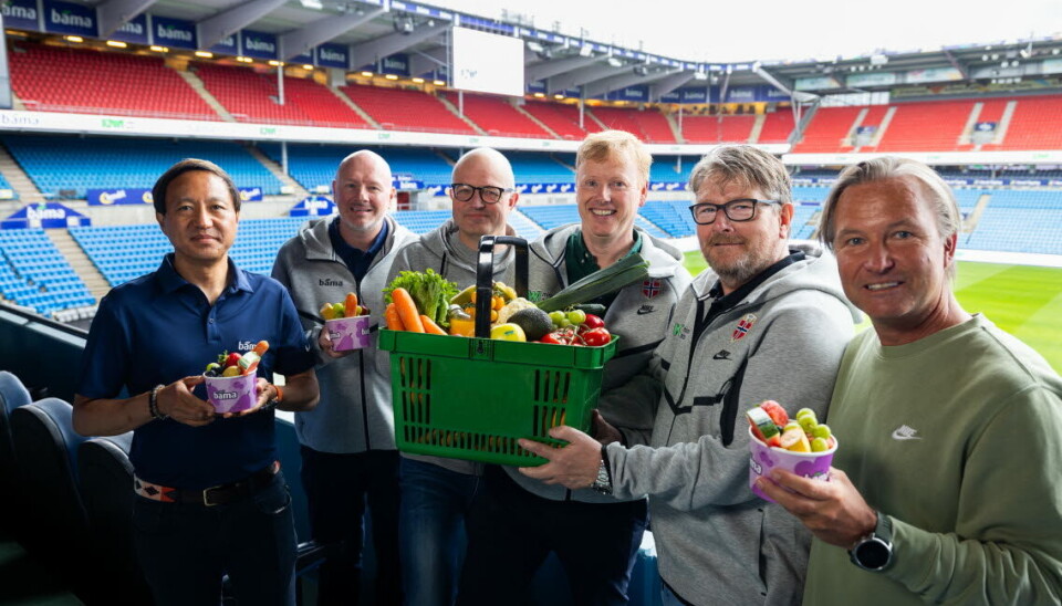 F.v. Jon Eivind Fornes (markedsjef Bama), Bent Andersen (konsernsjef Bama), NFFs generalsekretær Karl-Petter Løken, Vegard Kjuus (adm. direktør Kiwi), Espen Eriksen (sponsorsjef Kiwi) og Runar Pahr Andresen (kommersiell direktør NFF).