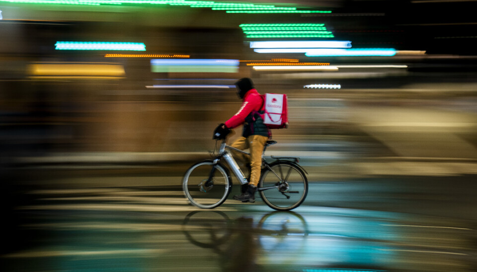 olitiet i Oslo mistenker at organiserte kriminelle nettverk fra Romania står bak en omfattende rekruttering av matbud i hovedstaden. Selskapene Foodora og Wolt sier de ønsker å rydde opp i situasjonen. Nå kalles de inn til møte hos to statsråder.