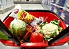 Oslo 20110930.Illustrasjonsfoto i forbindelse med statsbudsjettet og mulig momsøkning på matvarer. En handlekurv med bl.a. blomkål, salat, ostepop, geitost, paprika og coca cola.