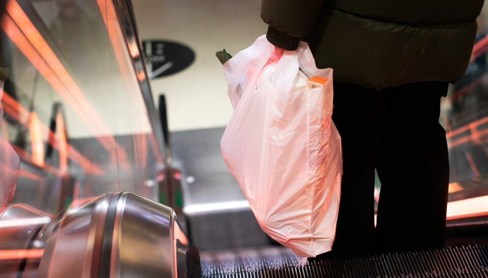 Posebruken på vei ned igjen etter å ha hatt et lite oppsving i ferien. Rulletrapp, person med bærepose