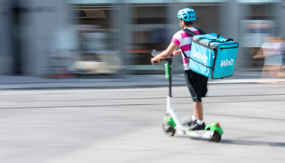 Matbudene til Wolt har kun vært selvstendige oppdragstakere. Nå kan det endre seg. Oslo 20210706. En matbud fra Wolt kjører elsparkesykkel i Oslo sentrum.Foto: Annika Byrde / NTB