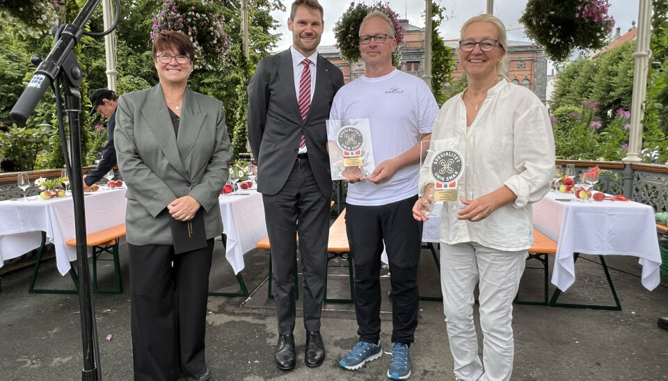 Juviksild mottok to Spesialitetsmerker under Bergen matfestival. Landbruks- og matminister Nils Kristen Sandtrøen stod for tildelingen. F.v. adm. dir. i Stiftelsen Norsk Mat Anne Mette Johnsen, landbruks- og matminister Nils Kristen Sandtrøen, Jon Ragnvald Sporsheim og Hanne-Cecilie Sporsheim.