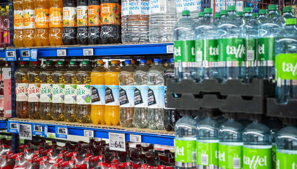 Det er uvanlig at prisene på alkoholfrie drikkevarer stiger i august, påpeker SSB. Ill. foto: