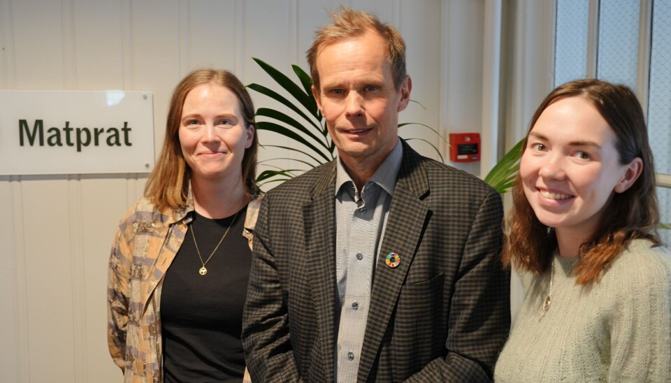 Markedsutvalget for reinkjøtt skal øke salget av reinkjøtt. Her er to av markedsutvalgets medlemmer, Oda Skarstad (t.v) og Elle Sáve Gaup-Oskal, sammen med leder av utvalget Jørn Rolfsen.