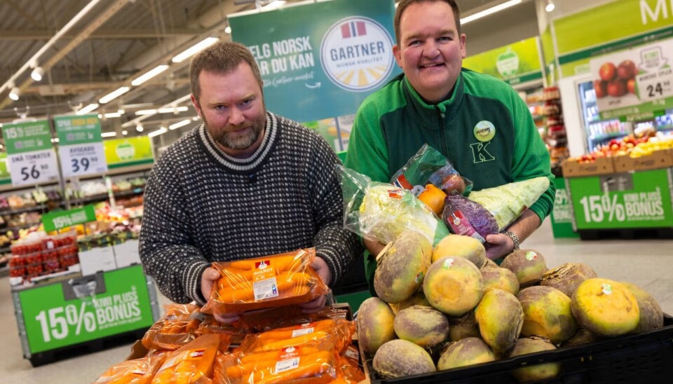 Potet- og gulrotdyrker Olav Moe og butikksjef Marius Torgersen på Kiwi Årnes er begge glade for at Kiwi satser på norske grønnsaker i sin neste kampanje.