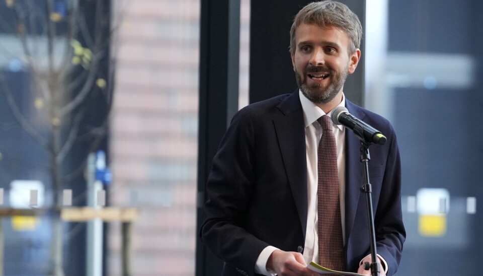 Helse- og omsorgsminister Jan Christian Vestre er stolt av det nye markedsføringsforbudet, som skal bidra til bedre folkehelse for barn og unge.