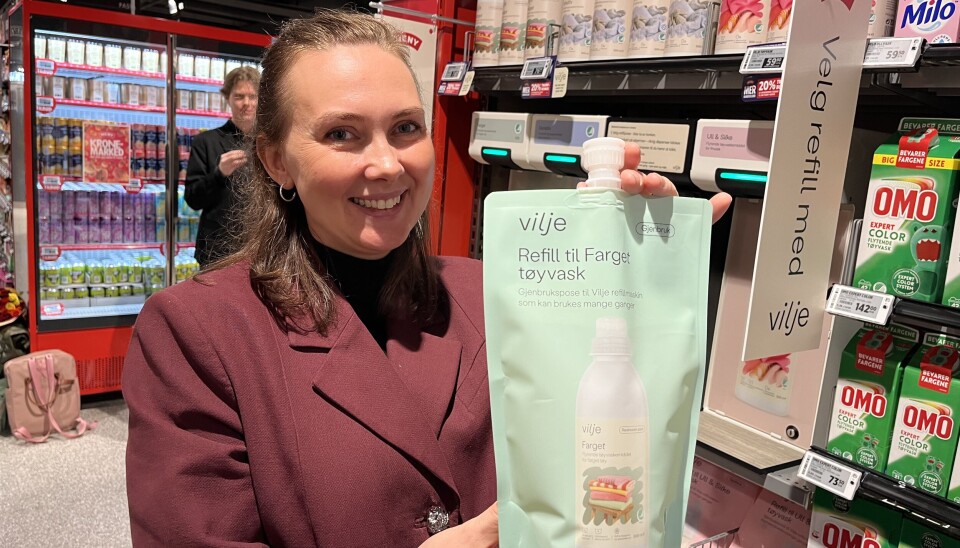 Med Vilje: Pernille Løvås demonstrerer Nordens første refill-maskin for flytende vaskemidler i dagligvarehandelen.