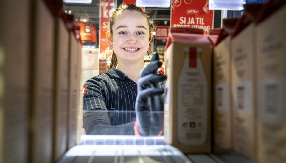 Emma Slapgård der hun trives aller best – i meieriavdelingen.