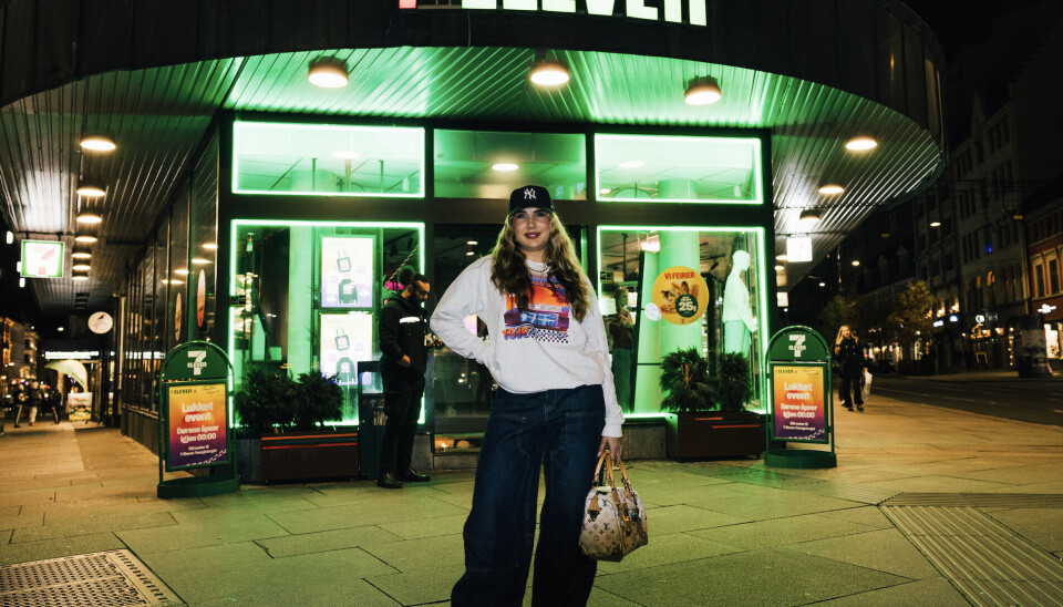 Thea Klingvall i egendesignet merch utenfor 7-Eleven Storgata. Foto: Edvin Fjørtoft Pettersen, Uttrykk